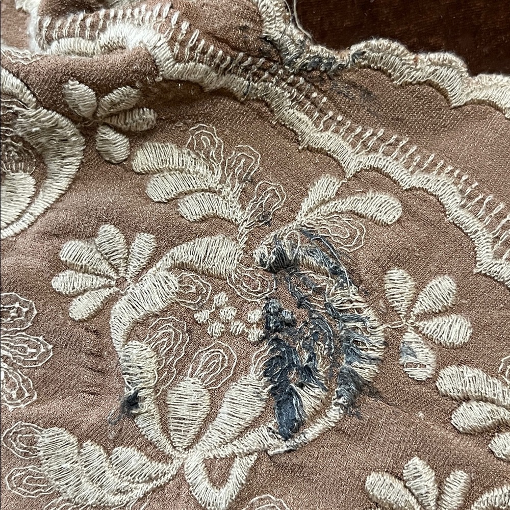 BELLA NOTTE LINEN, EMBROIDERED VELVET SILK BLEND BED COVERLET QUEEN SIZE - Picture 11 of 12